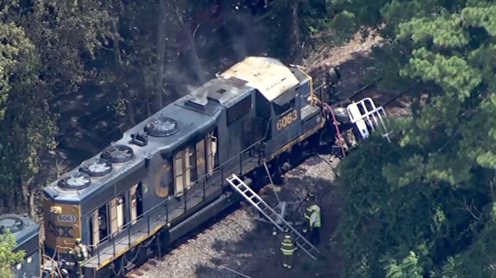 Train strikes tractor trailer in Union City