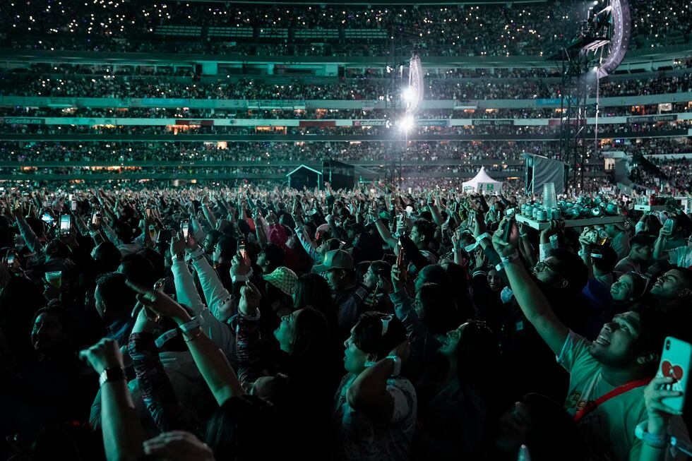 El público en el concierto de Bad Bunny en el Estadio Azteca de la Ciudad de México el viernes...