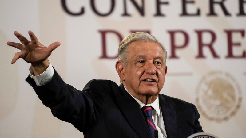 El presidente mexicano, Andrés Manuel López Obrador, da su habitual conferencia matutina en el...