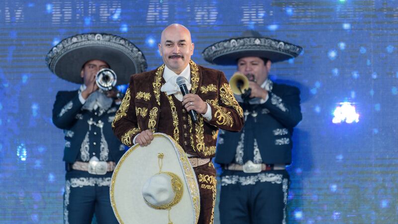 Lupillo Rivera se presenta en RiseUp As One en Cross Border Xpress el sábado 15 de octubre de...