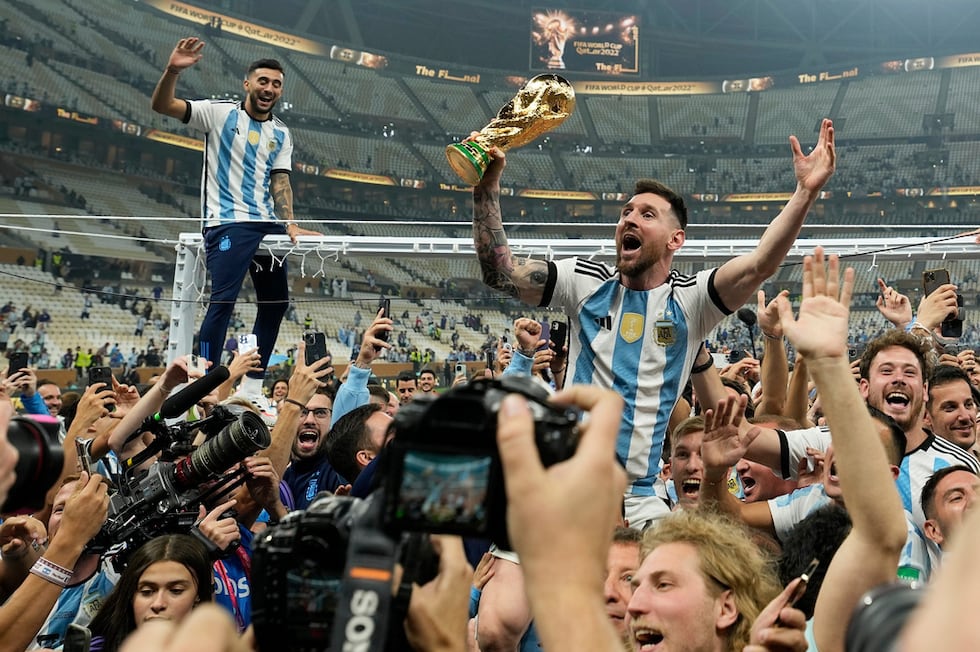 ARCHIVO - Lionel Messi alza el trofeo de la Copa del Mundo tras vencer a Francia en la final,...