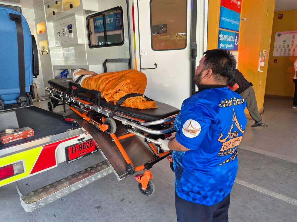 En esta foto del domingo 23 de noviembre de 2025, paramédicos trasladan a una anciana, hallada...