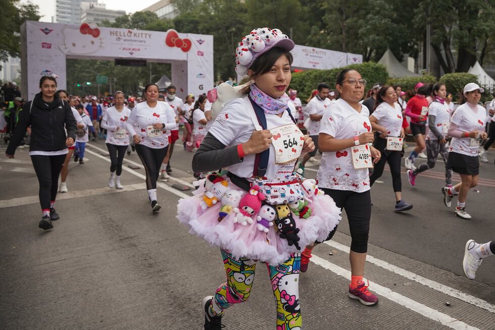 Fans del personaje japonés Hello Kitty compiten en una carrera, durante la celebración del 50...