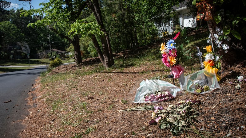Flores yacen en el suelo cerca del lugar donde murió Lauren Bullis, en, Georgia, el viernes 17...