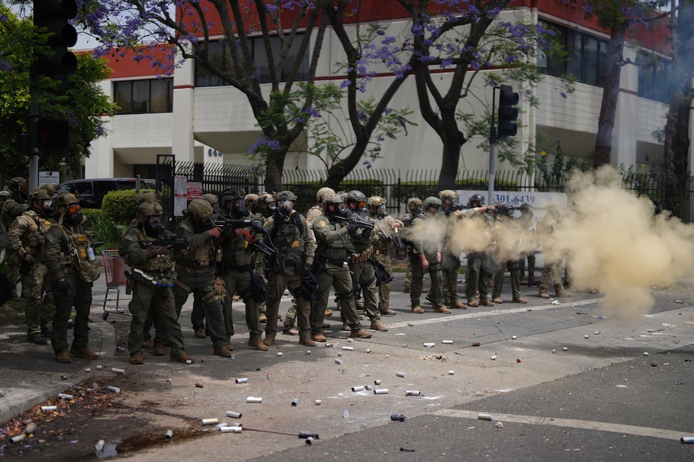 Personal de la Patrulla Fronteriza lanza gas lacrimógeno durante una manifestación contra las...
