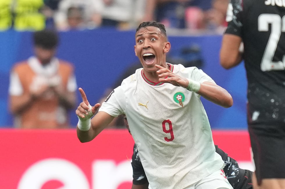 El marroquí Soufiane Rahimi celebra durante el partido de octavos de final entre Canadá y...