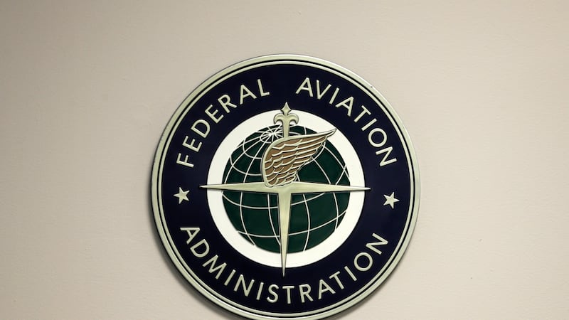 ARCHIVO - Un cartel de la Administración Federal de Aviación de Estados Unidos (FAA, por sus...