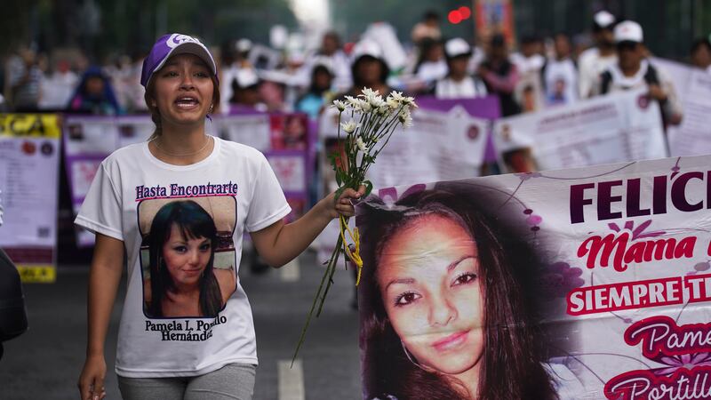 Vania Hernández Portillo, cuya madre está desaparecida, participa en una marcha el 10 de mayo...