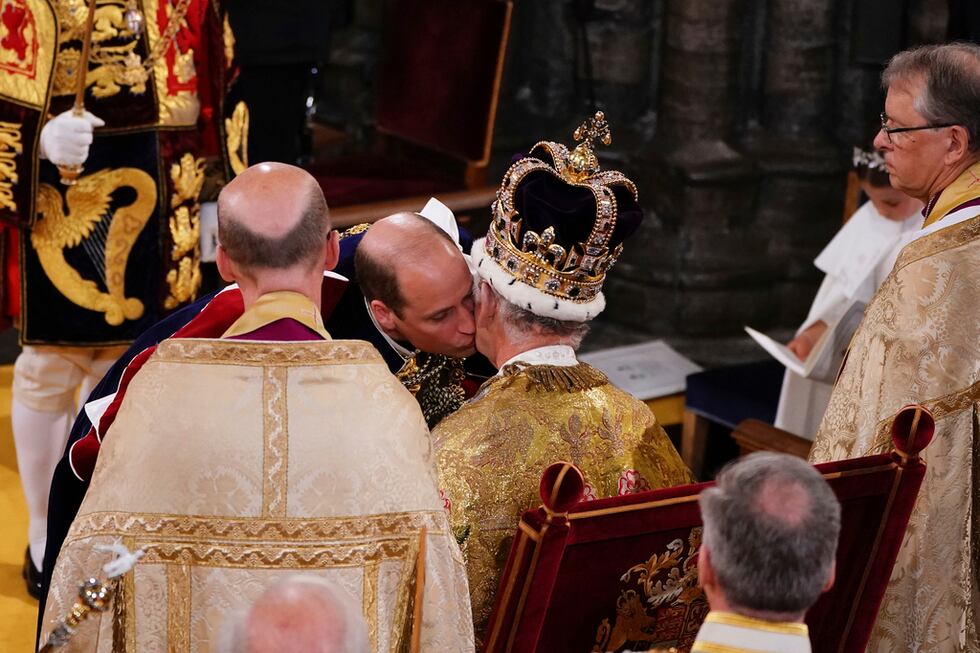 El príncipe Guillermo besa a su padre, el rey Carlos III, durante su ceremonia de coronación...