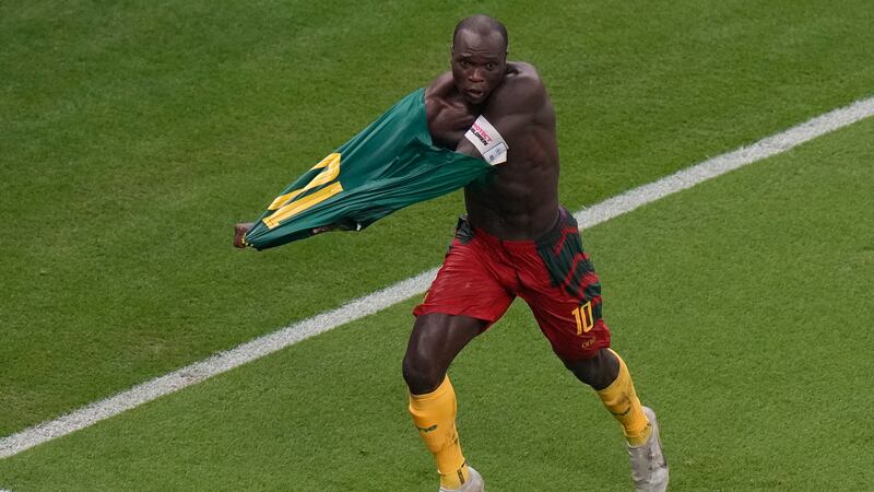 Vincent Aboubakar celebra tras anotar el gol de Camerún en la victoria 1-0 ante Brasil en el...