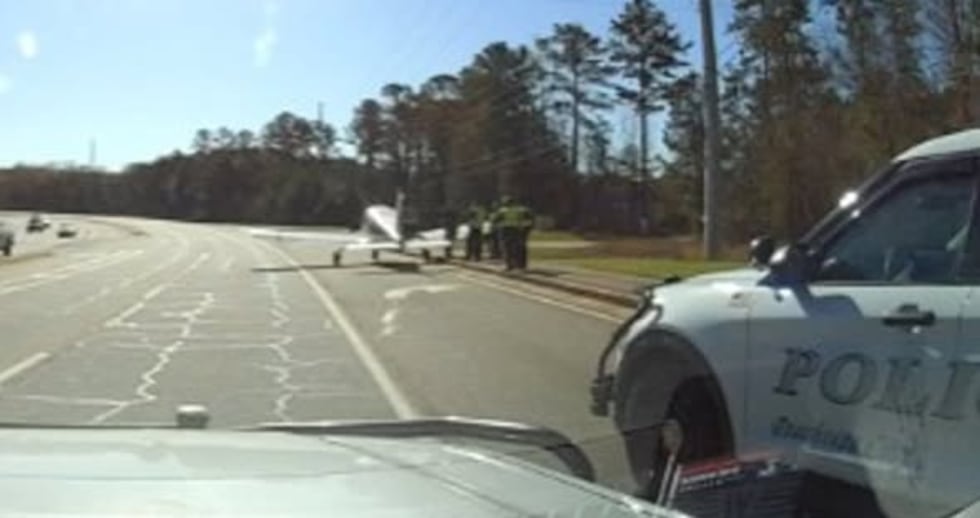 La avioneta monomotor realizó un aterrizaje de emergencia en una carretera de Peachtree City.