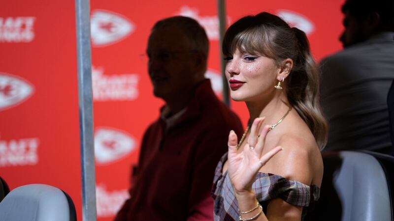Taylor Swift llega antes del inicio de un partido de fútbol americano de la NFL entre los...