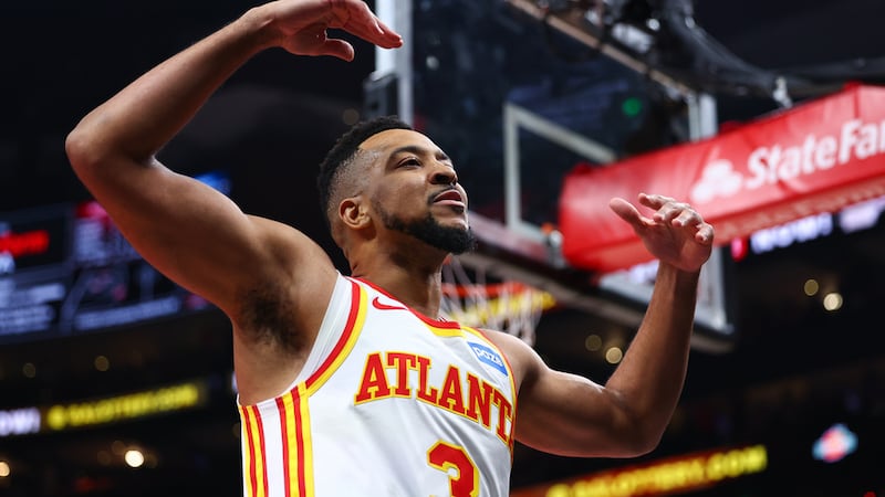 El base de los Hawks de Atlanta, CJ McCollum (3), reacciona ante la multitud durante la...