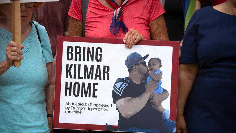 Simpatizantes de Kilmar Ábrego García se manifiestan fuera del tribunal federal de Greenbelt,...