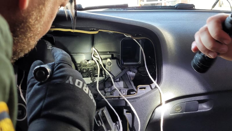 Agentes de la Patrulla Fronteriza de EE.UU. registran vehículo de funcionaria mexicana