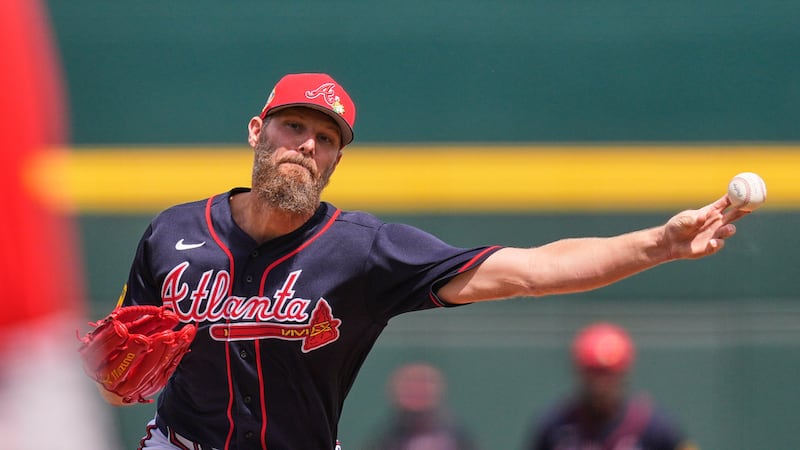 El lanzador de los Bravos de Atlanta Chris Sale lanza en la primera entrada del juego de los...