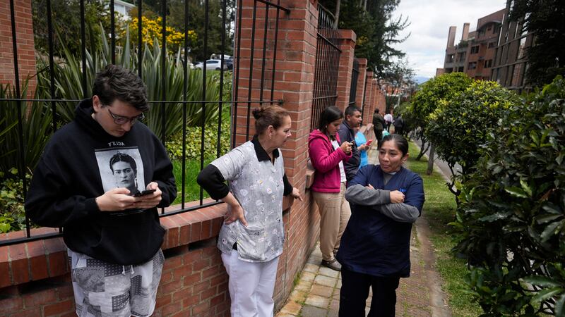 Al menos un muerto tras fuerte sismo y réplica en Colombia