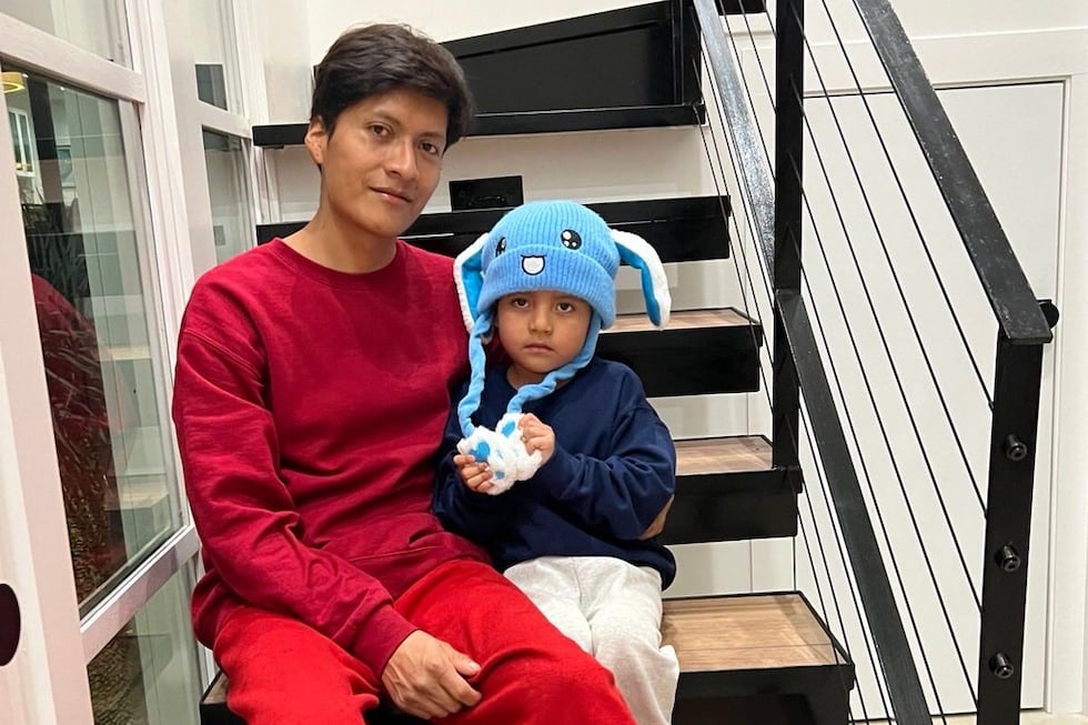 En esta foto, publicada por el representante estadounidense Joaquín Castro, demócrata por...