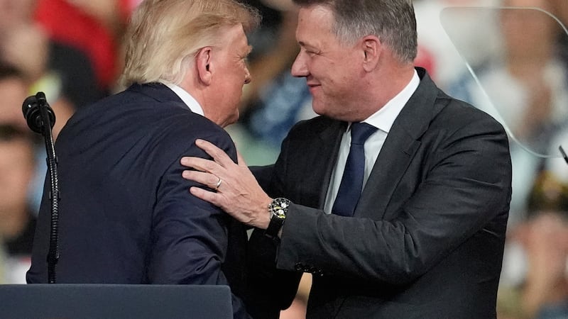 El presidente Donald Trump saluda a Gernot Döllner, director general de Audi AG, durante un...