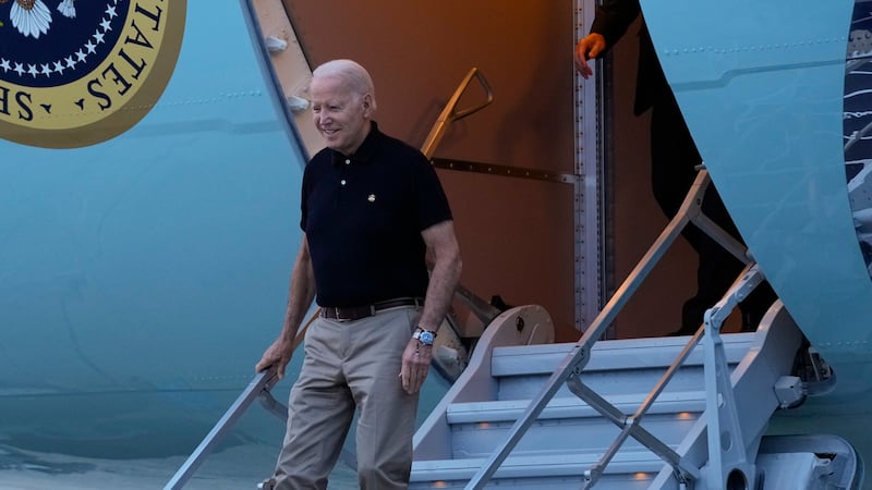El presidente Joe Biden baja los escalones del Air Force One en la base de la Fuerza Aérea...