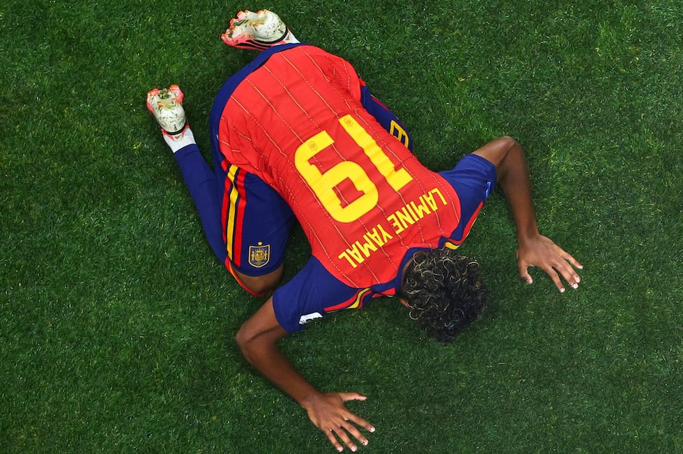 El español Lamine Yamal celebra después de anotar un gol ante Arabia Saudí en partido por el...