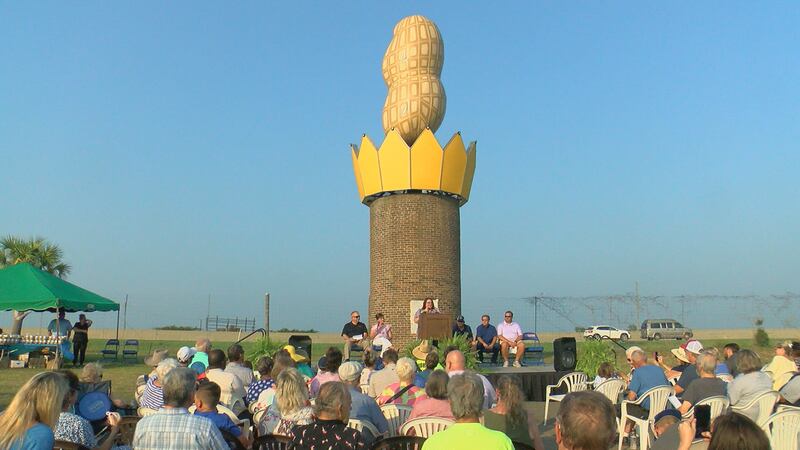 El 'Big Peanut' fue reinagurado luego de que el monumento al cacahuate fuera destruido por el...