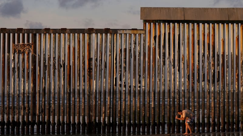Parte del muro que separa a Estados Unidos de México en Tijuana, México, el 28 de enero del...