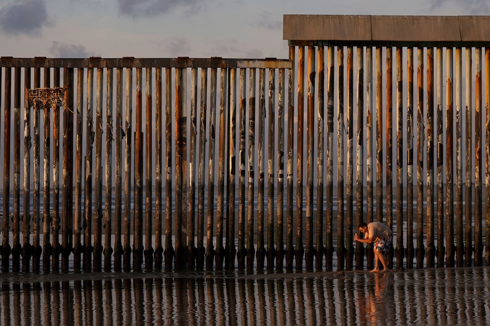 Parte del muro que separa a Estados Unidos de México en Tijuana, México, el 28 de enero del...
