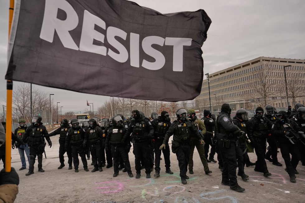 Policías se enfrentan a manifestantes en una protesta contra la detención masiva de...