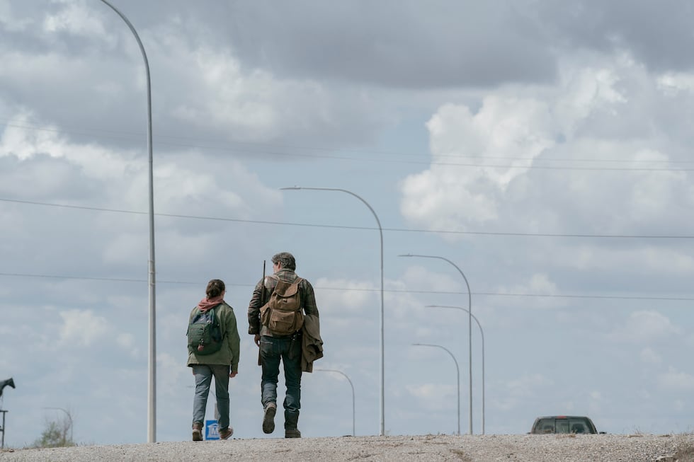 Pedro Pascal, derecha, y Bella Ramsey en una escena de la serie "The Last of Us" en una imagen...