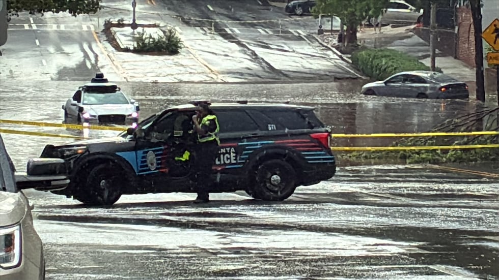 Un Waymo quedó atascado en las aguas inundadas a lo largo de North Avenue, cerca de Piedmont...