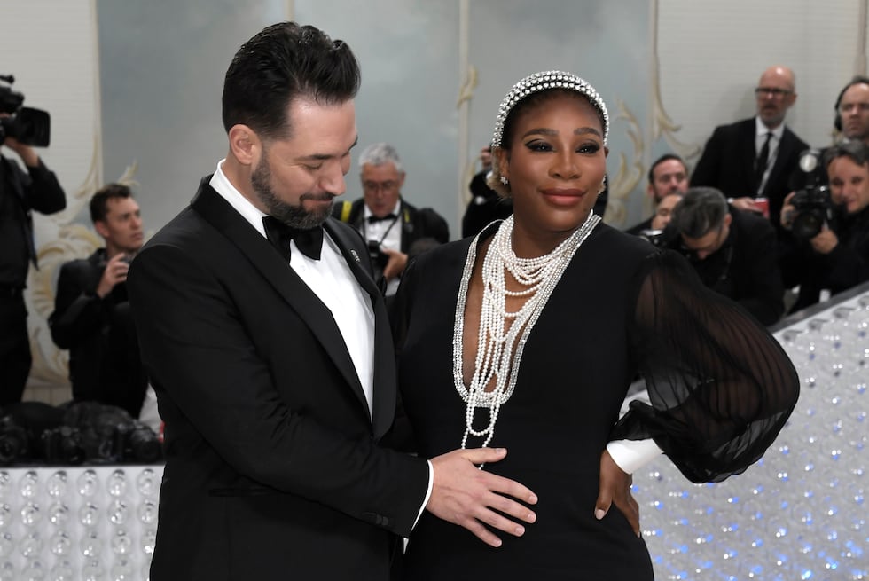 Alexis Ohanian, izquierda, y Serena Williams llegan a la gala del Instituto del Vestido del...