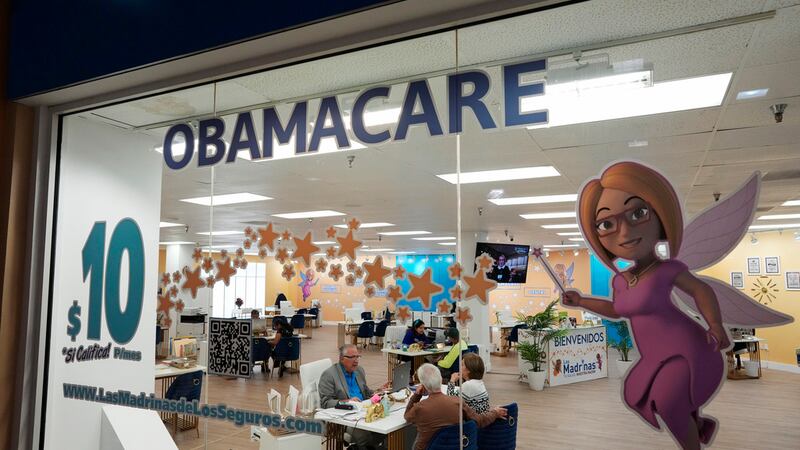 Gobierno de Biden espera que cerca de 100,000 inmigrantes se inscriban en “Obamacare”