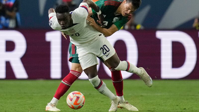 El estadounidense Folarin Balogun y el mexicano César Montes disputan un balón en la primera...