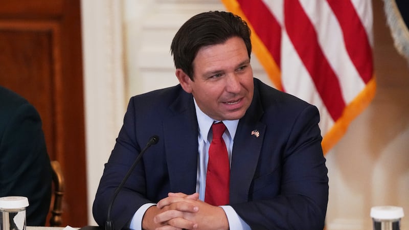 El gobernador de Florida, Ron DeSantis, durante una discusión sobre deportes colegiales, en la...