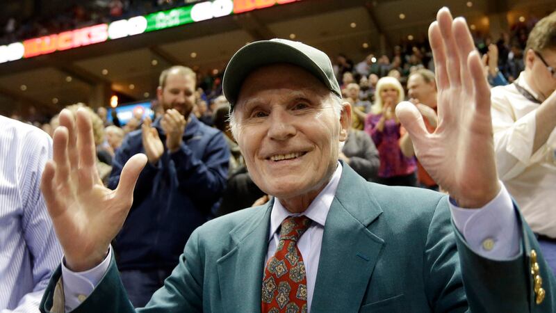 ARCHIVO - Herb Kohl, dueño de los Bucks de Milwaukee, recibe el aplauso de los aficionados...