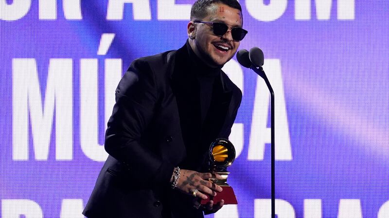 christian nodal y ángela aguilar romance