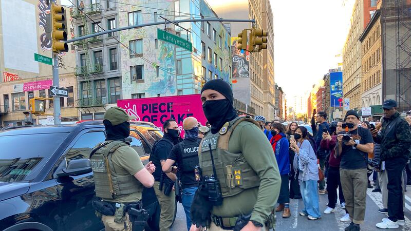 Agentes federales realizan una redada migratoria en Canal Street, Manhattan, mientras varios...
