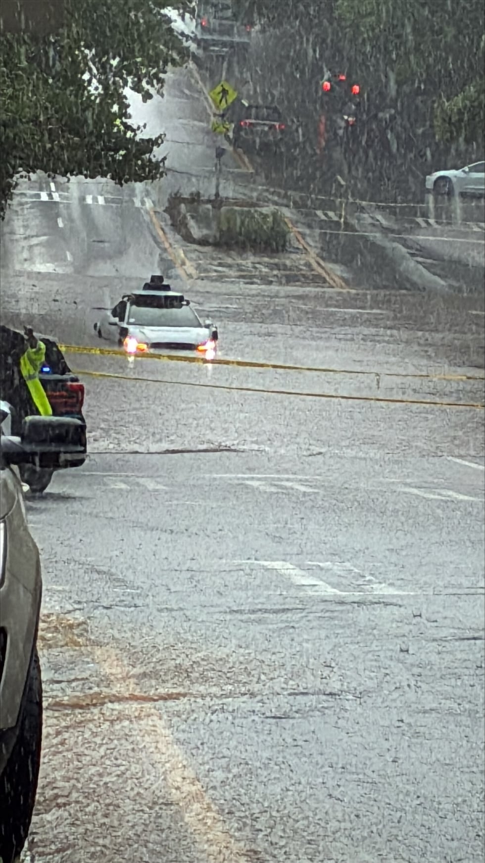 El vehículo quedó atascado en las aguas inundadas a lo largo de North Avenue, cerca de...