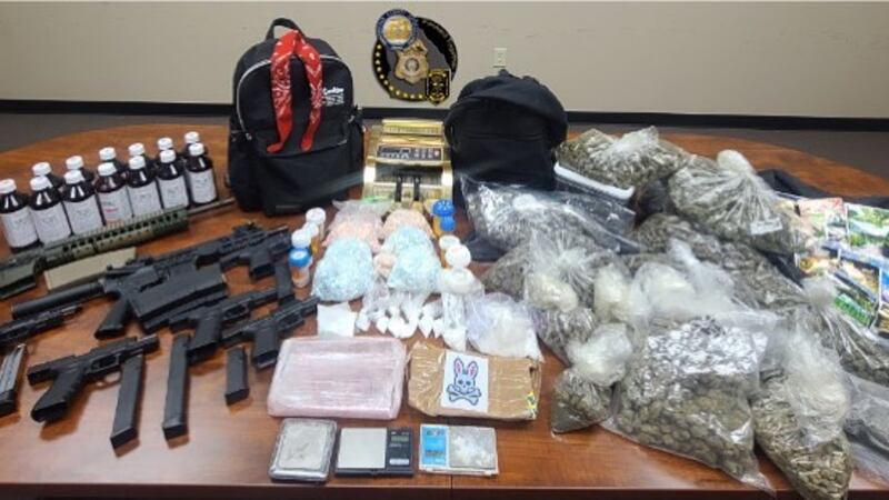 El Departamento de Policía del condado DeKalb arrestó a cinco individuos y decomisó drogas,...