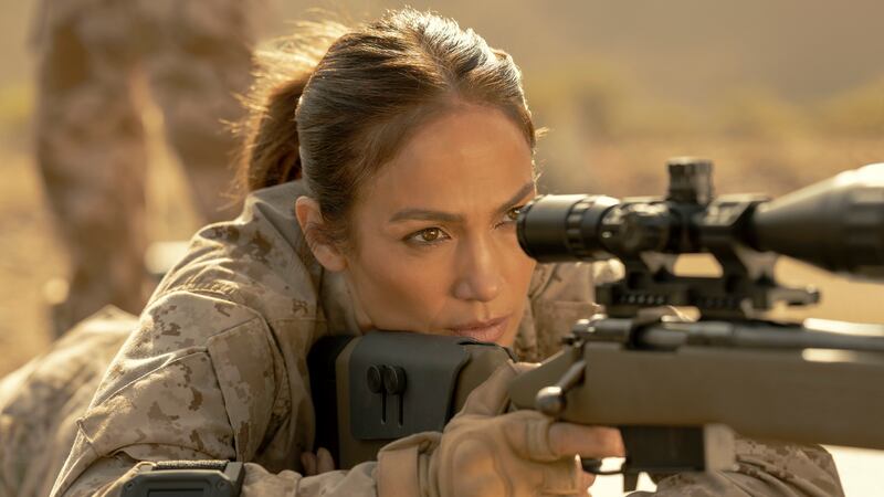 En esta imagen proporcionada por Netflix, Jennifer Lopez en una escena de "The Mother". (Ana...