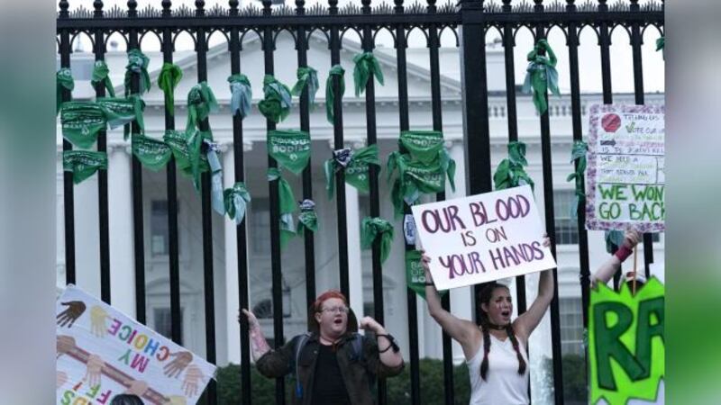 La manifestación se produjo un día después de que Biden firmara una orden ejecutiva para...