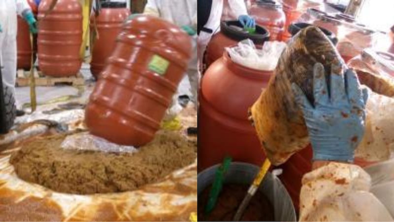 Los oficiales fronterizos encontraron 349 paquetes sospechosos escondidos en los barriles de...