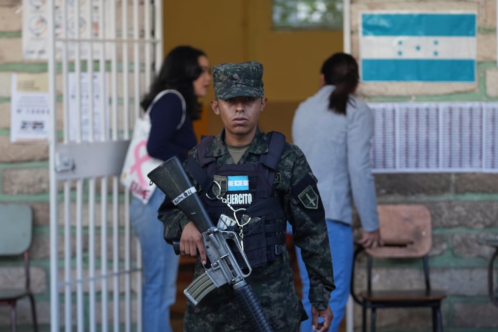 Un soldado vigila un colegio electoral durante las elecciones generales en Tegucigalpa,...