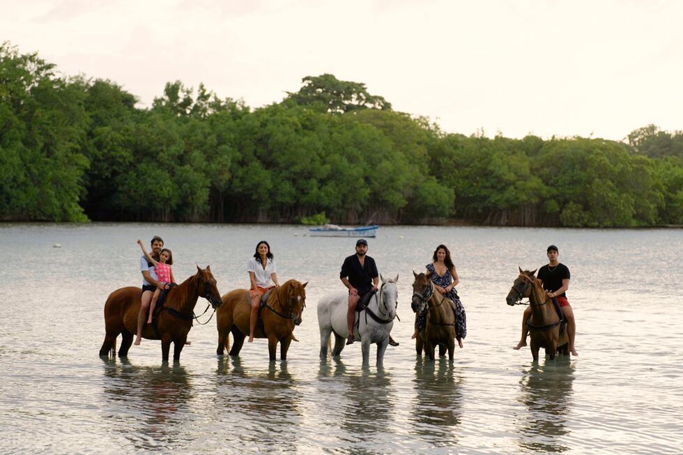 En esta imagen proporcionada por Prime Video, Eugenio Derbez, de izquierda a derecha, Aitana...