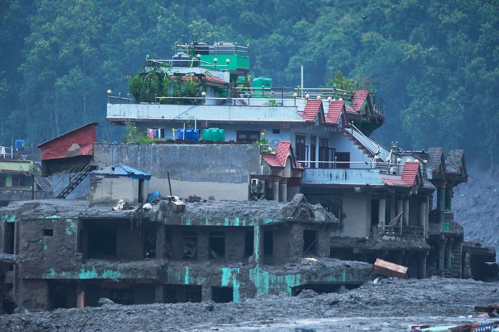 Vista de los daños causados por las inundaciones repentinas en Devighat, en el distrito de...