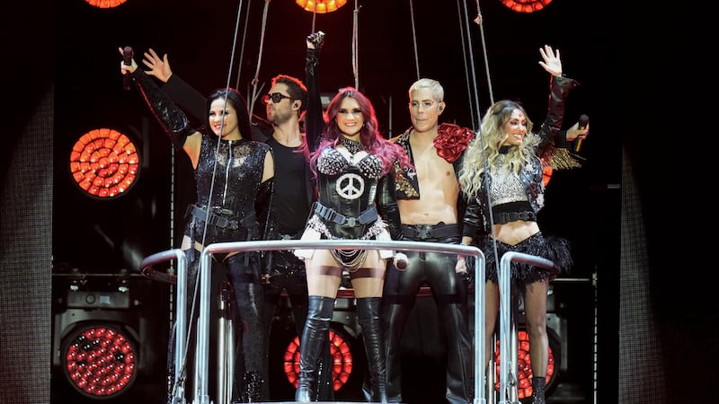 La banda mexicana pop RBD durante su concierto en el Foro Sol de la Ciudad de México el jueves...