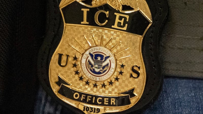 ARCHIVO – Un agente federal porta una placa del Servicio de Inmigración y Control de Aduanas...