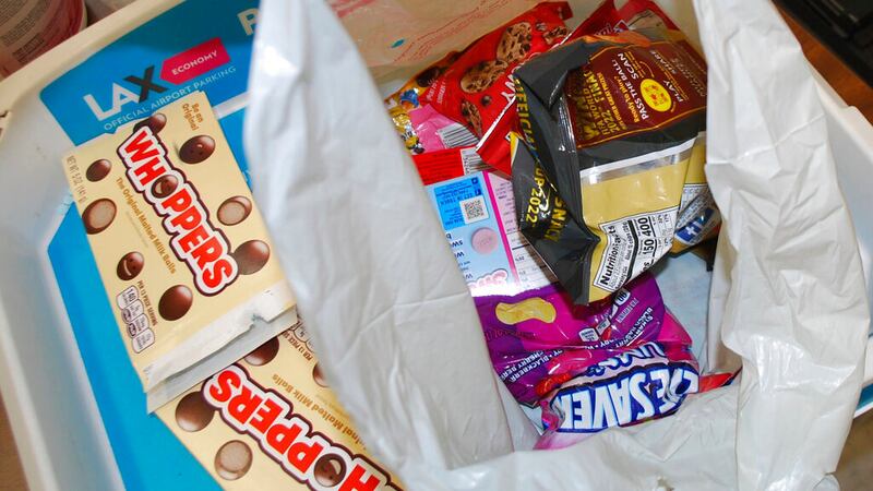 Esta imagen cortesía del Departamento de Policía del condado de Los Ángeles muestra supuestas...