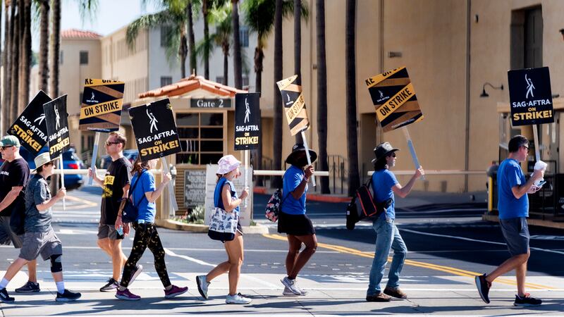 En una muestra de solidaridad, guionistas se unen a las protestas del Sindicato de Actores de...